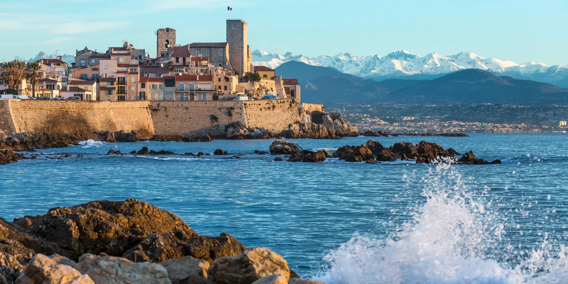 Vue d’Antibes et Juan-les-Pins sur la baie